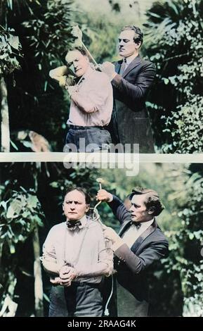 Harry Houdini der österreichisch-ungarische Eskapologe (1874 bis 1926) wird von zwei Mitgliedern seines Publikums gefesselt. Datum: Ca. 1910 Stockfoto