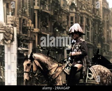 Ein General auf dem Pferderücken in voller Uniform in der Prozession bei der Krönung von König George VI Datum: 12. Mai 1937 Stockfoto