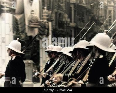 Soldaten in zeremonieller Uniform marschieren in der Prozession zur Krönung von König George VI., angeführt von ihrem kommandierenden Offizier Datum: 12. Mai 1937 Stockfoto