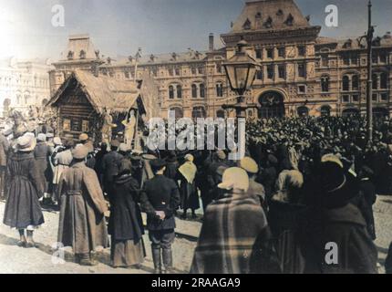 Palmsonntag (Christliche fest, dass am letzten Sonntag vor Ostern) wird von Hunderten von Menschen auf dem Roten Platz in Moskau gefeiert. Datum: 1917 Stockfoto