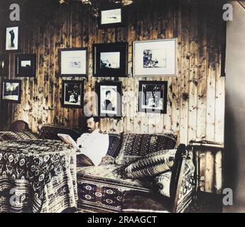 Zar Nikolaus II. (1868 - 1918) sitzen und lesen in seinem Jagdschloss in Sarikamis, einer Stadt in der Region Ostanatolien in der Türkei. Datum: 1894 Stockfoto