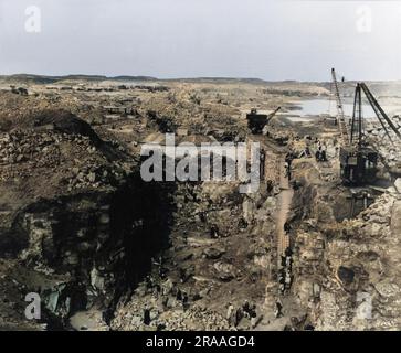 Ein Foto von Ausgrabungen entlang der Linie des Niles Aswan-Staudamms im Osten Ägyptens. Datum: 1902 Stockfoto