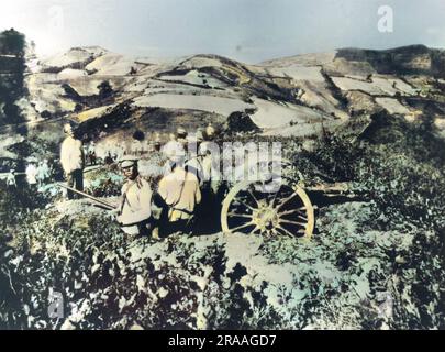Russische Waffen und Besatzung auf einem Hügel während des Russisch-Japanischen Krieges (8. Februar 1904 û 5. September 1905). Datum: 1904 Stockfoto