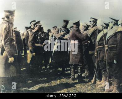 Mehrere russische Soldaten resieve Medaillen für ihre valiant Bemühungen während der (1904 bis 1905) russisch-japanischen Krieg. Datum: ca. 1905 Stockfoto