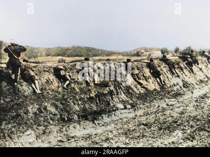 Neun russische Truppen bereiten Feuer von Trench Position während des Russisch-Japanischen Krieges 1904 bis 1905 zu öffnen. Datum: 1904 Stockfoto