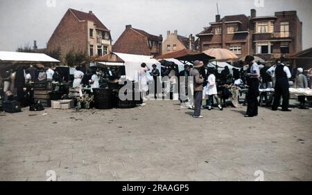 Menschen auf einem Straßenmarkt in Heist-aan-Zee (Heyst sur Mer), Belgien. Datum: 1936 Stockfoto