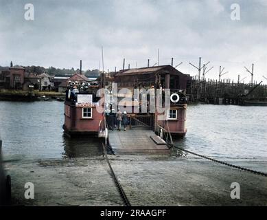 Leute und ein Auto auf der Fähre bei Cowes, Isle of Wight. Datum: 1922 Stockfoto