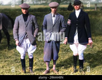 Die drei älteren Söhne von König George V. haben sich zusammen vorgestellt, auf einem Jagdtreffen, irgendwann in den 1920er Jahren. Von links nach rechts: Edward, Prince of Wales (später König Edward VIII. Und dann Herzog von Windsor), Albert, Duke of York (später König George VI.) und Prince Henry, Herzog von Gloucester. Datum: 1920er Stockfoto