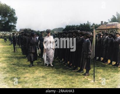 König George V (Hintergrund) und Königin Mary von Teck (Vordergrund), inspiziert die Landarmee der Frauen während des Ersten Weltkriegs. Stockfoto