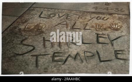 Fußabdrücke, Handabdrücke und Autogramme von Filmstars vor Grauman's Chinese Theatre, Hollywood, Kalifornien, USA. Eine Nahaufnahme von Shirley Temple. Datum: 1939 Stockfoto