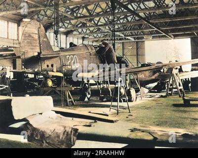 In einem Reparaturhangar irgendwo in China reparieren qualifizierte chinesische Arbeiter Curtiss P-40 und andere amerikanische Kampfflugzeuge Datum: 1942 - 1945 Stockfoto