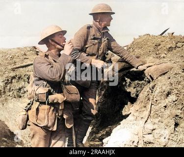 Zwei britische Soldaten in einem Graben an der Westfront während des Ersten Weltkriegs, die auf das Signal zum Angriff warteten. Datum: Ca. 1916 Stockfoto