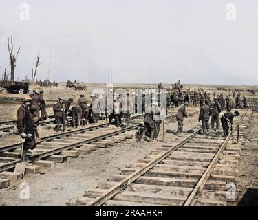 Britische Soldaten legen eine Eisenbahnstrecke, während sie während des Ersten Weltkriegs an der Westfront in Frankreich vorrücken. Datum: Ca. 1916 Stockfoto