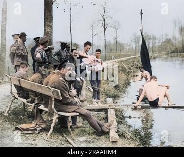 Britische Soldaten entspannen und schwimmen während einer Kampfpause, an der Westfront während des Ersten Weltkriegs. Datum: Ca. 1916 Stockfoto