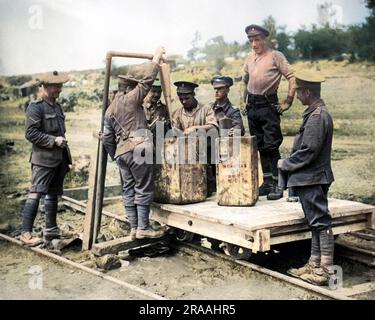 Wasserversorgung für britische Truppen, die während des Ersten Weltkriegs über eine leichte Eisenbahn an der Westfront transportiert wurden. Datum: Ca. 1916 Stockfoto