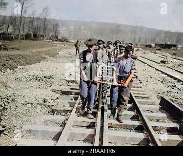 Bau von Breitspurbahnen an der Westfront in Frankreich während des Ersten Weltkriegs. Fortschritte wurden mit einer Geschwindigkeit von einer Meile pro Tag erzielt. Datum: Ca. 1916 Stockfoto