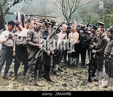 Britische und amerikanische Soldaten bereiten sich während des Ersten Weltkriegs auf einen musikalischen Abend an der Westfront in Frankreich vor. Datum: Ca. 1916 Stockfoto