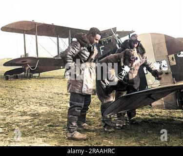 Britische Luftwaffe, die zu einem Bombengeschwader gehören, planen ihren Angriff auf die Westfront in Frankreich während des Ersten Weltkriegs. Datum: Ca. 1916 Stockfoto