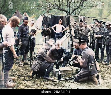 Britische und amerikanische Truppen genießen während des Ersten Weltkriegs ein Kartenspiel an der Westfront in Frankreich. Datum: Ca. 1916 Stockfoto