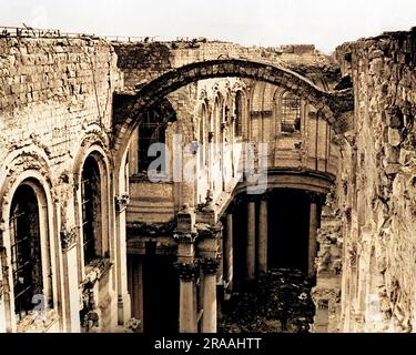 Blick auf das Innere der Kathedrale von Arras nach einem deutschen Patronenfeuer, an der Westfront in Frankreich während des Ersten Weltkriegs, von der Spitze einer Mauer. Datum: Ca. 1917 Stockfoto