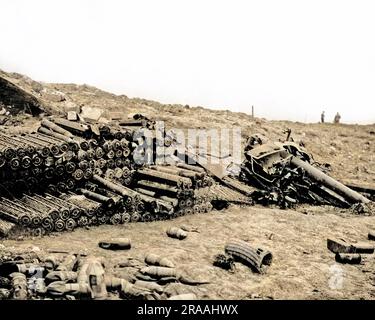 Die Überreste einer deutschen Waffe und Munition, die die Briten während des Ersten Weltkriegs an der Westfront getroffen haben. Datum: Ca. 1916 Stockfoto