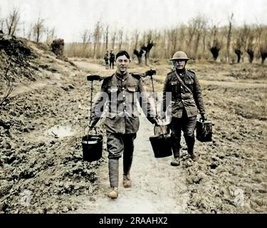 Ein britischer Soldat, der im Ersten Weltkrieg zwei Eimer Wasser an der Westfront mit einem Joch transportierte. Der Mann hinter ihm trägt zwei Dosen. Datum: Ca. 1916 Stockfoto