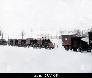Ambulanzen des Roten Kreuzes warten auf Befehle im Schnee an der Westfront während des Ersten Weltkriegs. Datum: Ca. 1916 Stockfoto