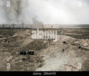 Britische Truppen bombardierten deutsche Schützengräben an der Westfront in Frankreich im Ersten Weltkrieg. Datum: Ca. 1916 Stockfoto