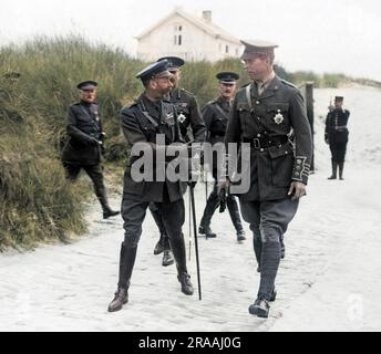 König George V. genießt einen Witz mit König Albert I. von Belgien in der Nähe der Westfront während des Ersten Weltkriegs. Datum: Ca. 1916 Stockfoto