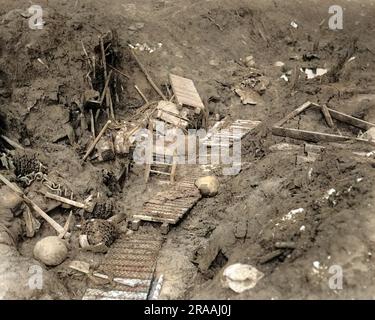 Trümmer in einem verlassenen deutschen Graben an der Westfront im Ersten Weltkrieg. Datum: Ca. 1916 Stockfoto