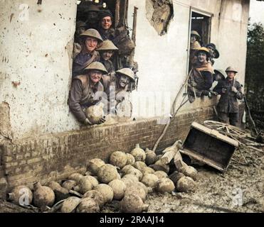 Britische Soldaten in einem bombardierten Gebäude an der Westfront in Frankreich während des Ersten Weltkriegs. Datum: Ca. 1916 Stockfoto