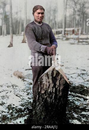 Ein Soldat der Maori aus Neuseeland steht an einem Baum, den er gerade gefällt hat, an der Westfront in Frankreich im Ersten Weltkrieg. Datum: Ca. 1916 Stockfoto