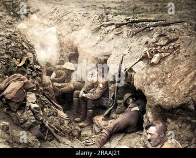 Männer der Walisischen Garde in einem Schutzgraben nahe Guillemont, an der Westfront in Frankreich während des Ersten Weltkriegs. Datum: Ca. 1916 Stockfoto