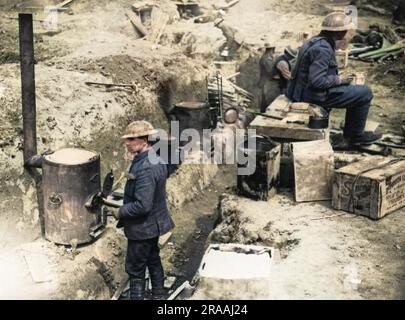 Britische Soldaten in einem Schützengraben mit Küchenausstattung, an der Westfront während des Ersten Weltkriegs. Datum: Ca. 1916 Stockfoto