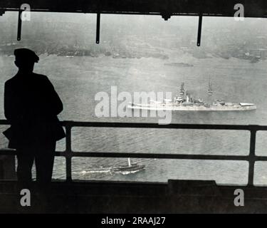 Vom 31. Stock des Whitehall Building, New York, USA, aus sehen Sie die schändliche USS Pennsylvania, die auf dem Weg zum Meer den Fluss hinunter treibt, um an Flottenmanövern teilzunehmen. Datum: September 20 Stockfoto