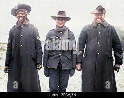 Drei schwarze Soldaten (NCOs) in einem Lager an der Westfront in Frankreich während des Ersten Weltkriegs. Datum: Ca. 1916 Stockfoto