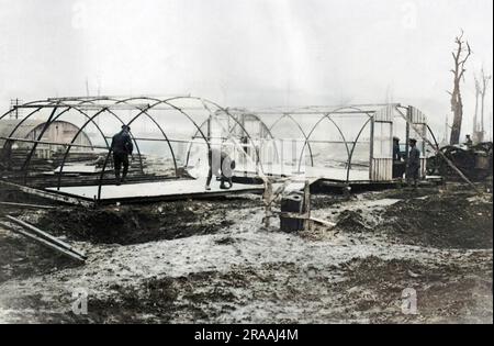 Britische Männer bauten Nissen-Hütten für Truppen an der Westfront während des Ersten Weltkriegs. Die halbzylindrische Nissen-Hütte wurde 1916 von Major Peter Norman Nissen erfunden. Datum: Ca. 1916 Stockfoto