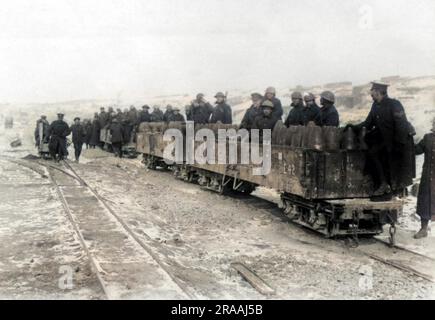 Alliierte Soldaten, die im Ersten Weltkrieg auf einem kleinen Munitionszug an der Westfront saßen. Datum: Ca. 1916 Stockfoto