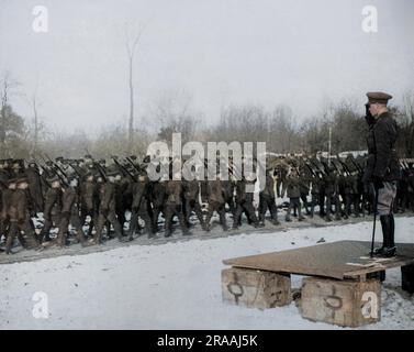 Edward, Prince of Wales (später König Edward VIII), beobachtet die märzgeschichte eines Militärbataillons an der Westfront in Frankreich während des Ersten Weltkriegs. Datum: Ca. 1916 Stockfoto