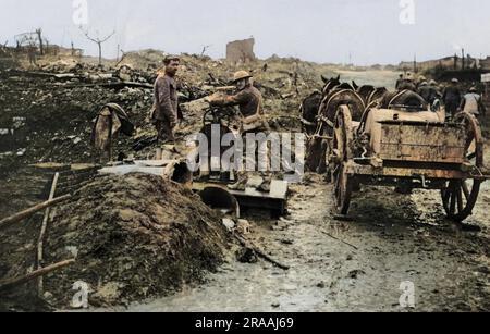 Britische Soldaten zogen während des Ersten Weltkriegs Wasser in einem eroberten Dorf an der Westfront. Datum: Ca. 1916 Stockfoto