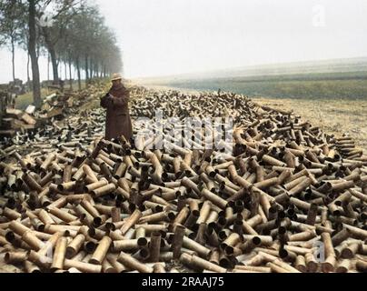 Leere britische Patronenhülsen, nachdem ihr Inhalt während des Ersten Weltkriegs auf die Westfront in Frankreich abgefeuert wurde. Datum: Ca. 1916 Stockfoto