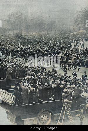 Riesige Menschenmassen in Horse Guards Parade beobachten, der Bräutigam, Prinz Albert, Herzog von York und seiner Brüder, der Prinz von Wales und Prinz Henry (Herzog von Gloucester) fahren in einer Prozession zur Westminster Abbey für den Herzog von Ehe York Lady Elizabeth Bowes-Lyon im April 1923. Datum: 1923 Stockfoto