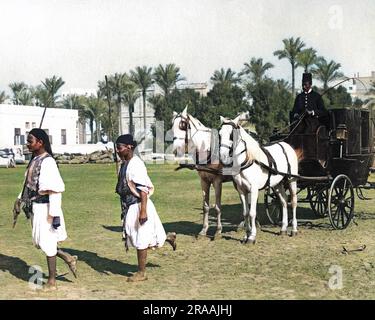 Pferdekutsche, bekannt als Sais Courant, mit Betreuern aus Ägypten. Datum: Ca. 1870 Stockfoto