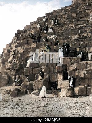 Menschen, die die große Pyramide in Ägypten erklimmen. Datum: Ca. 1870 Stockfoto