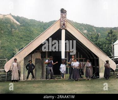 Maori-Gruppe vor dem Gebäude, Neuseeland. Datum: Ca. 1890er Stockfoto