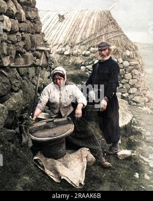 Crofters, die Mais mahlen, Isle of Skye, Schottland. Datum: Ende des 19. Jahrhunderts Stockfoto