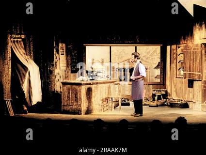 Albert Herring trat am 20. Juni 1962 während des Aldeburgh Festivals in der Jubilee Hall auf. Erster Akt, Szene 2: SID (Michael Maurel) ruft &,x201C;Shop!&,x201D; an, während Albert (Kenneth Macdonald) rückwärts unter Vorhang, links, tritt, mit einem Hundertgewicht von Rüben Albert Herring, der am 20. Juni 1962 während des Aldeburgh Festivals in der Jubilee Hall auftrat. Erster Akt, Szene 2: SID (Michael Maurel) ruft "Shop!" Albert (Kenneth Macdonald) tritt rückwärts unter dem Vorhang links ein, mit Hunderten von Rüben Datum: 1962 Stockfoto