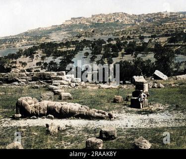 Ruinen eines Tempels in Girgenti (Agrigento), Sizilien, Italien. Es befindet sich an der Stelle der antiken griechischen Stadt Akragas (Acragas, Agrigentum). Datum: Ende des 19. Jahrhunderts Stockfoto