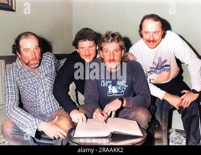 Ian Botham, Cricketer, unterzeichnet das Landend für das Buch der John O'Groats Association, nachdem er seinen Wohltätigkeitsspaziergang abgeschlossen hat, bei dem im November 1985 £750.000 $ eingebracht wurden. Mit ihm sind seine Wanderbegleiter John Border (Bruder des australischen Cricket-Kapitäns), Phil Rance (Friseur in Manchester) und Chris Lander (Sportjournalist). Datum: 1985 Stockfoto