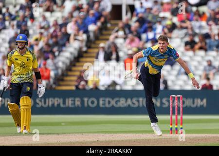 Birmingham, Großbritannien. 02. Juli 2023. Bears' Henry Brookes setzt seinen Angriff mit dem Ball während des Vitality T20 Blast-Spiels zwischen Birmingham Bears und Durham am Edgbaston Cricket Ground, Birmingham, England, am 2. Juli 2023 fort. Foto: Stuart Leggett. Nur redaktionelle Verwendung, Lizenz für kommerzielle Verwendung erforderlich. Keine Verwendung bei Wetten, Spielen oder Veröffentlichungen von Clubs/Ligen/Spielern. Kredit: UK Sports Pics Ltd/Alamy Live News Stockfoto